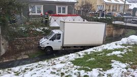 Halálos baleset Félixfürdőn: patakmederbe zuhant egy kisteherautó