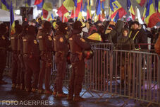 Bevetették a könnygázt a bukaresti tüntetők ellen