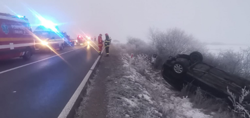 FRISSÍTVE – Tragédia Szatmár megyében: Halálra gázolta egy másik autó a balesetet szenvedett gépkocsi sofőrjét 