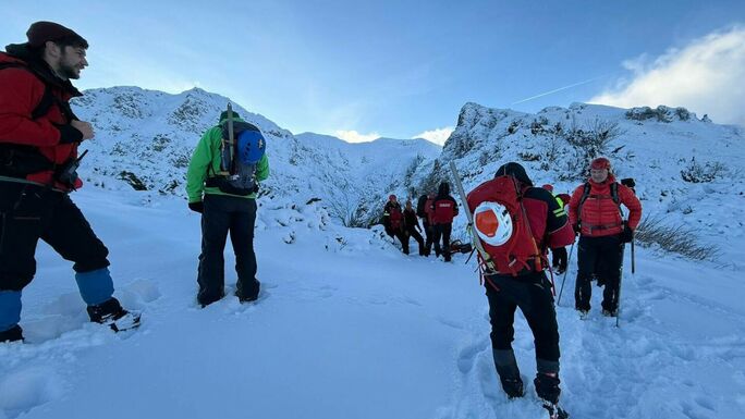 Hegyimentőre támadt egy férfi a hóban elveszett telefon miatt