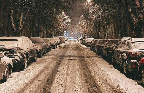 Ingyenes parkolás a hó miatt – Behavazódtak az útburkolaton a jelölések