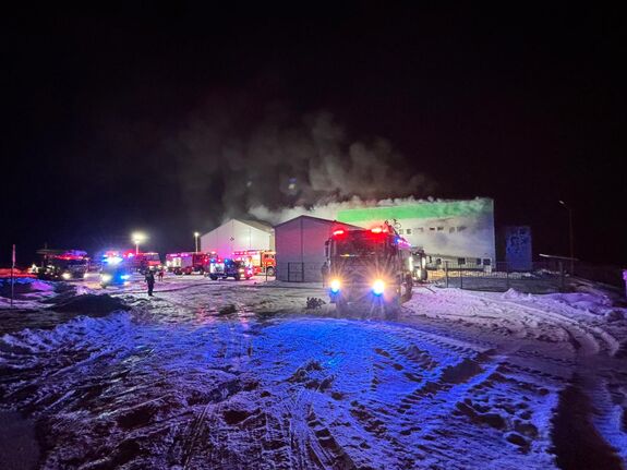 Lángokban állt a nagyiklódi hungarocellfeldolgozó üzem – Több megyéből riasztották a tűzoltókat (VIDEÓ)