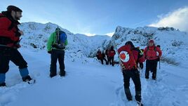Hegyimentőre támadt egy férfi a hóban elveszett telefon miatt