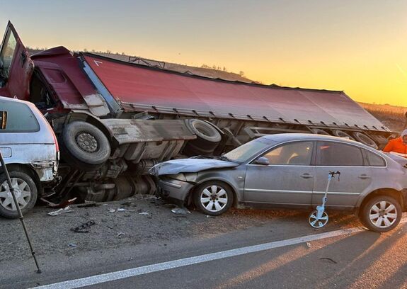 Halálos baleset az elkerülő úton: két parkoló autót sodort el egy kamion 