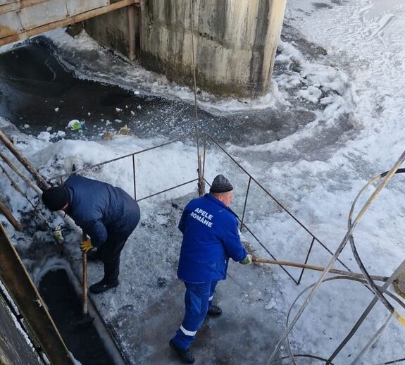 Törik a jeget a görgényszentimrei gátnál – Gondokat okoz a fagy