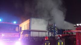 FRISSÍTVE – Kigyulladt egy húsüzem csarnoka Gyergyószentmiklóson (VIDEÓ)