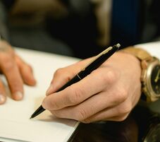 Fizetéslevonással szankcionálják a Legfelsőbb Igazságszolgáltatási Tanács markáns kritikusát