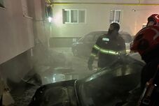 Meggyulladt három gépkocsi – A lángok egy tömbház szigetelésére is átterjedtek