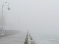 Ködre és csúszós utakra figyelmeztetnek a székelyföldi megyékben is