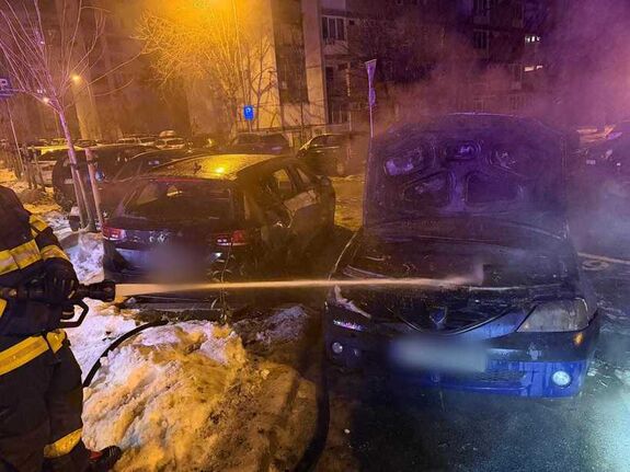 Három parkoló autó gyulladt ki Kolozsváron – Egy férfi megsérült