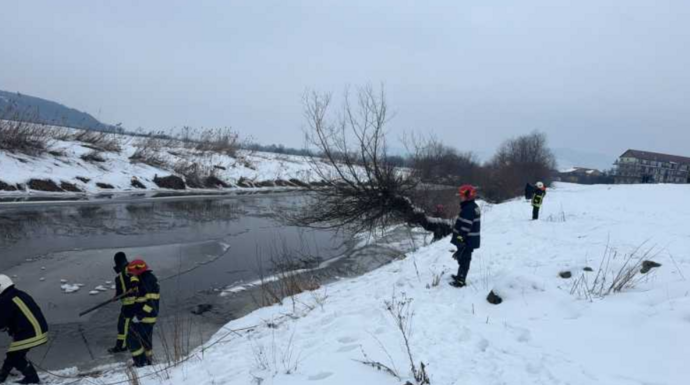 FRISSÍTVE – Tragikus szánkózás Szamosújváron: elragadt két kisgyermeket a jeges folyó