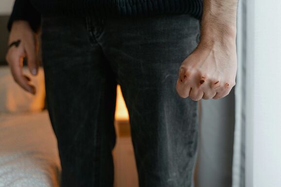 Erőszak a pszichiátriai kórházban – Két alkalmazottat bántalmazott súlyosan egy beteg