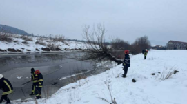 Tragikus szánkózás Szamosújváron: elragadt két kisgyermeket a jeges folyó