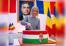 Provokatív gesztus: Magyarország zászlójával díszített tortát vág Vadim Tudor lánya