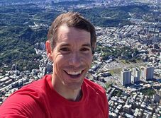 Hátborzongató mutatvány: kötél nélkül mászott meg egy felhőkarcolót