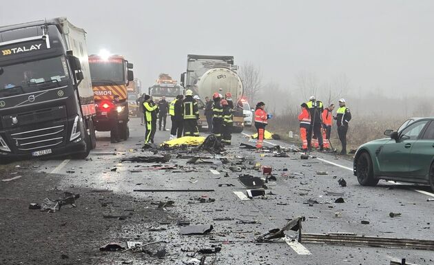 FRISSÍTVE – Szörnyű közúti baleset: Hét halálos áldozata van az előzésnek – Többen megsérültek (VIDEÓ)