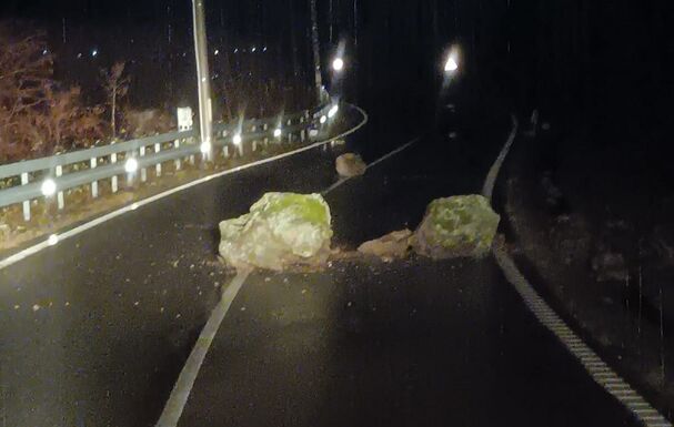 Kőomlásveszélyre figyelmeztet az útkezelő: fokozott óvatosságra intenek a hegyi utakon