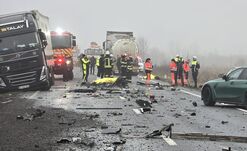 FRISSÍTVE – Szörnyű közúti baleset: Hét halálos áldozata van az előzésnek – Többen megsérültek (VIDEÓ)