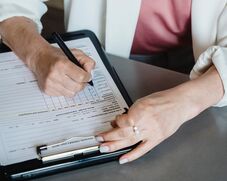 Vita a táppénzről: Februártól életbe lép, hogy a betegszabadság első napját nem fizetik