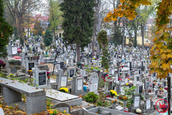 Mégsem tiltják ki a temetőkből a koszorúkat Zilahon