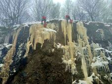 Hegyimentők távolították el a sziklafalról lelógó hatalmas jégcsapokat