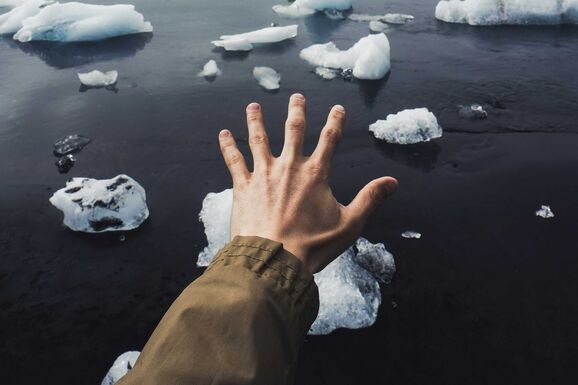 Jeges vízből mentettek ki egy férfit Tordán