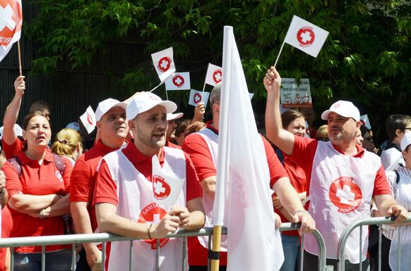 Tiltakozási hullámot indított az új bértörvény: utcára vonul a Sanitas, leállnak a bíróságok