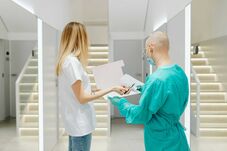 Változnak a szabályok: új képlet alapján kezelhetik a betegeket magánklinikákon állami pénzből