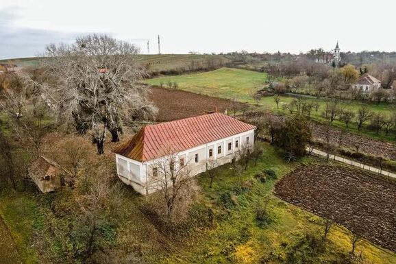 Olcsóbban lehet megvenni a kúriát, ahol a Szent Koronát őrizték, mint egy kolozsvári tömbházlakást