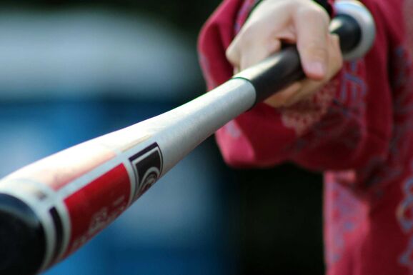 Baseballütővel verte össze volt barátnőjét egy férfi – Símaszkban tört rá a 18 éves lányra