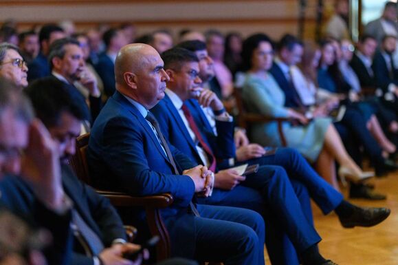 A PNL elemzi Eugen Tomac kormányprogramját, de továbbra is elutasítják a PSD-t