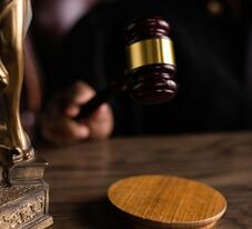 „Magyarul is meg kellene hallgatniuk” – Törvénymódosítást sürgetnek az anyanyelvhasználatért a bíróságokon