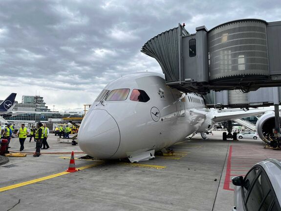 Összerogyott egy Boeing a repülőtéren, többen kórházba kerültek (VIDEÓ)