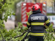 Hét megye tizenegy településén és Bukarestben okozott károkat a csütörtök esti vihar (VIDEÓ)