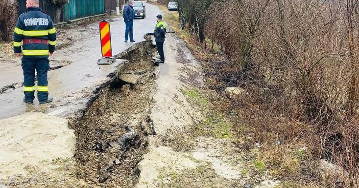 Elárasztott udvarok, kidőlt fák és földcsuszamlás – Sok helyen okozott kárt a vihar