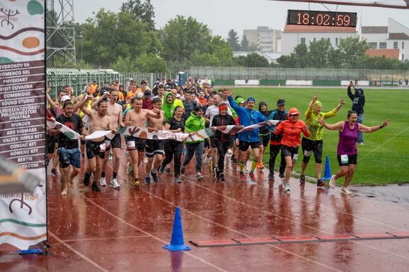 Rekordkitartás a zuhogó esőben: több mint 3400 kilométert futottak Sepsiszentgyörgyön