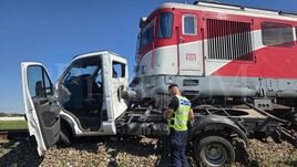 Szatmárnémeti: veszélyes anyagot szállító teherautó és vonat ütközött