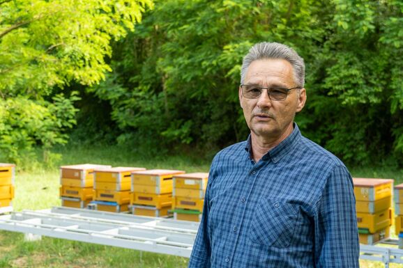 Nagyapjától tanulta a méhészetet, fél évszázada valódi mézet tesz az asztalra