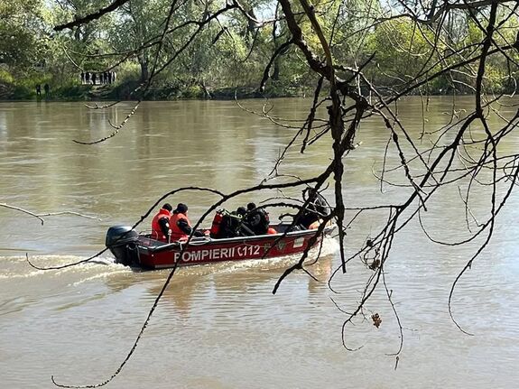 FRISSÍTVE: Meghalt a tóba esett gyermek Arad megyében