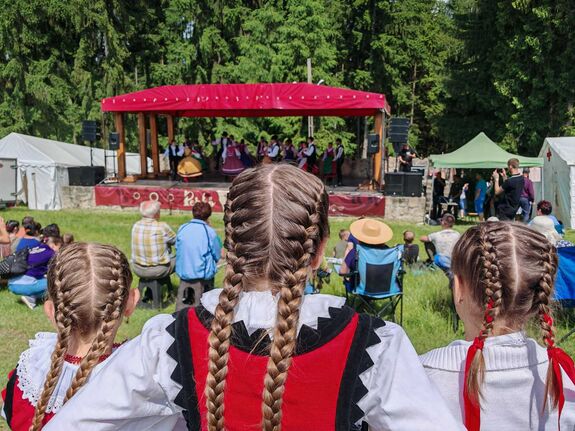 Huszadszor telik meg néptánccal a Perkő – Több száz táncoslábú fiatal érkezik Kézdiszentlélekre
