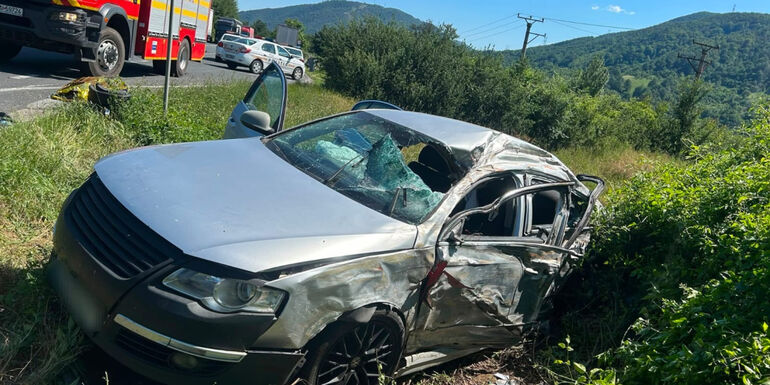 Kamion és személygépkocsi ütközött: egy 24 éves nő meghalt, egy 3 éves gyermek megsérült
