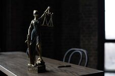 Beszélhetünk magyarul a bíróságon? – Vita a sepsiszentgyörgyi özvegy ügye nyomán