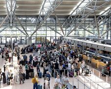 Kiürítették a hamburgi repülőtér tranzitzónáját, utasokat szállítottak le a gépekről