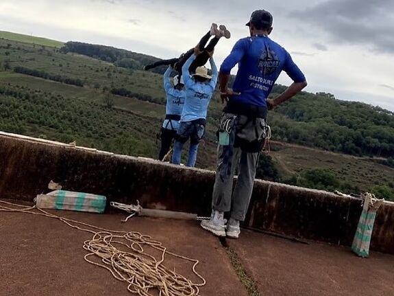 Halálos bungee jumping: biztonsági kötél nélkül dobtak le egy 21 éves nőt (VIDEÓ)