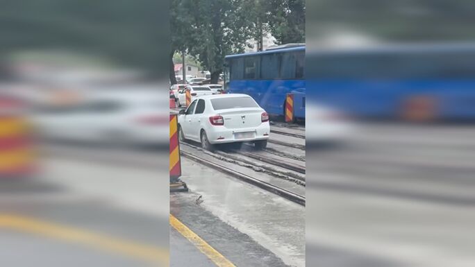 Ki akarta kerülni a dugót, de elakadt a friss betonban egy sofőr (VIDEÓ)