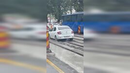 Ki akarta kerülni a dugót, de elakadt a friss betonban egy sofőr (VIDEÓ)