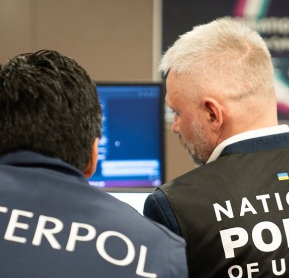 Interpol: így hálóznak be nőket a netes emberkereskedők előfizetéses oldalakon