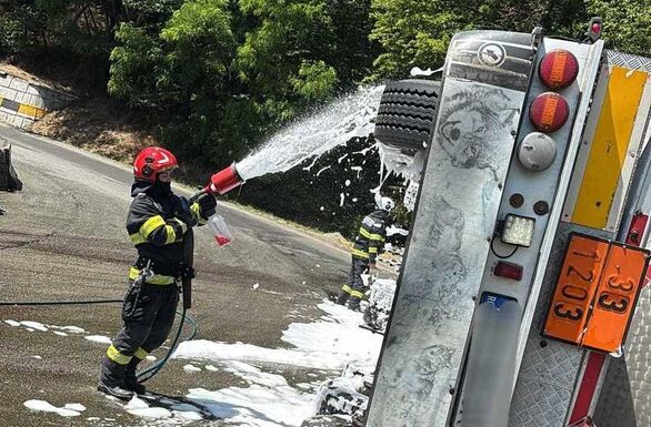 Felborult egy 31 tonna benzint szállító tartálykocsi  – Az üzemanyag szivárog (VIDEÓ)