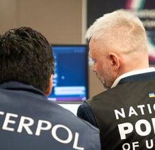 Interpol: így hálóznak be nőket a netes emberkereskedők előfizetéses oldalakon