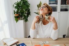 A szolgáltatók szerint akár 25%-kal is csökkenthető lenne az otthoni villany- és gázszámla